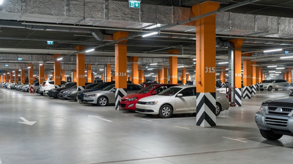 Voitures dans un parking couverts par leur assurance