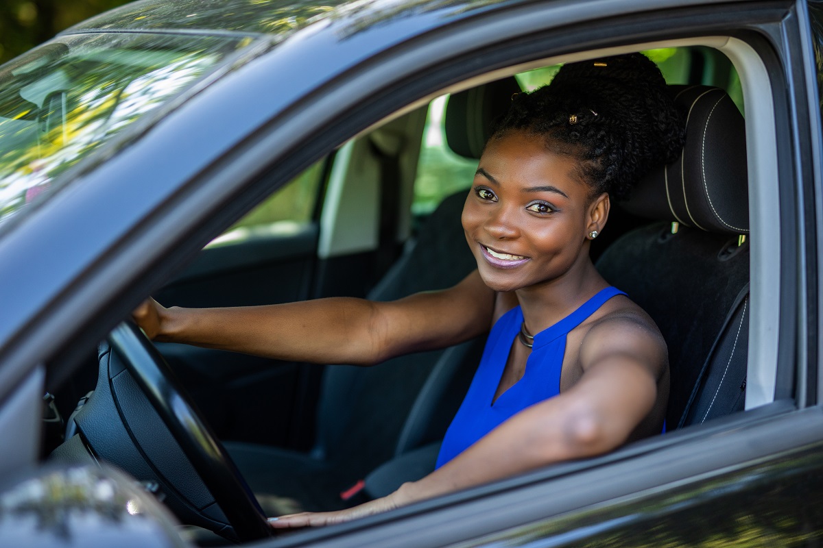 Jeune conductrice voiture