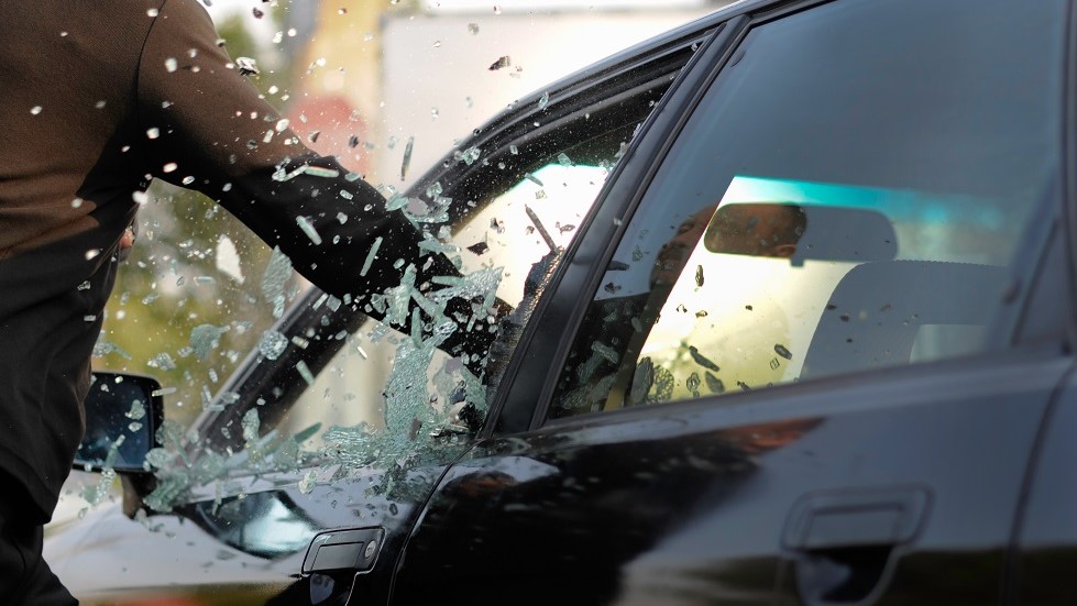 Vitre avant de voiture explosee