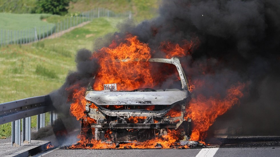 Carcasse de voiture incendiee