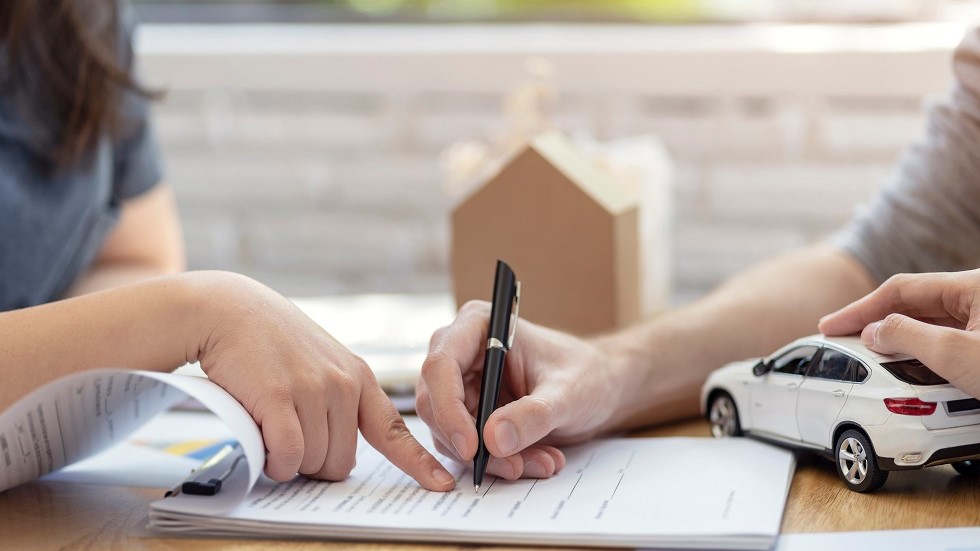 Automobiliste ayant profil a risque signant contrat assurance auto