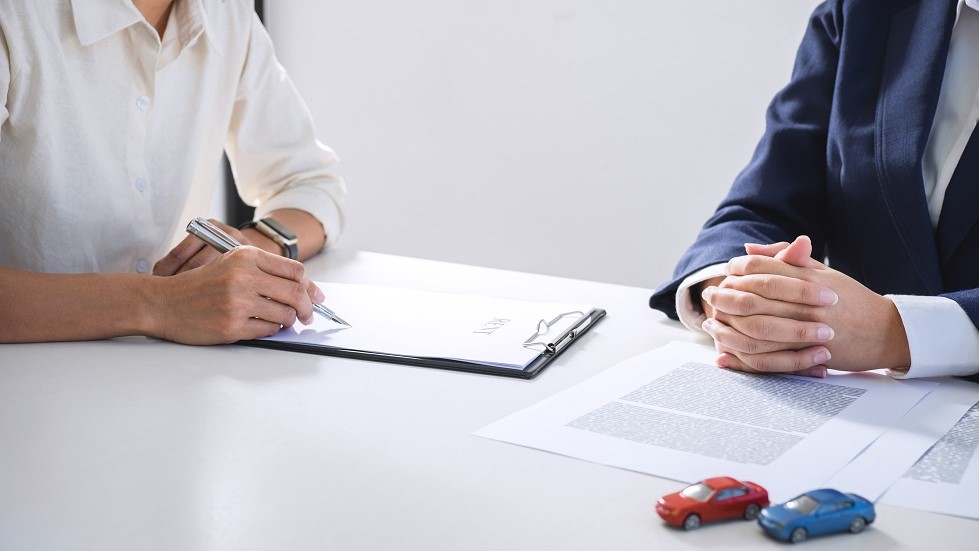 Conductrice signature contrat assurance auto