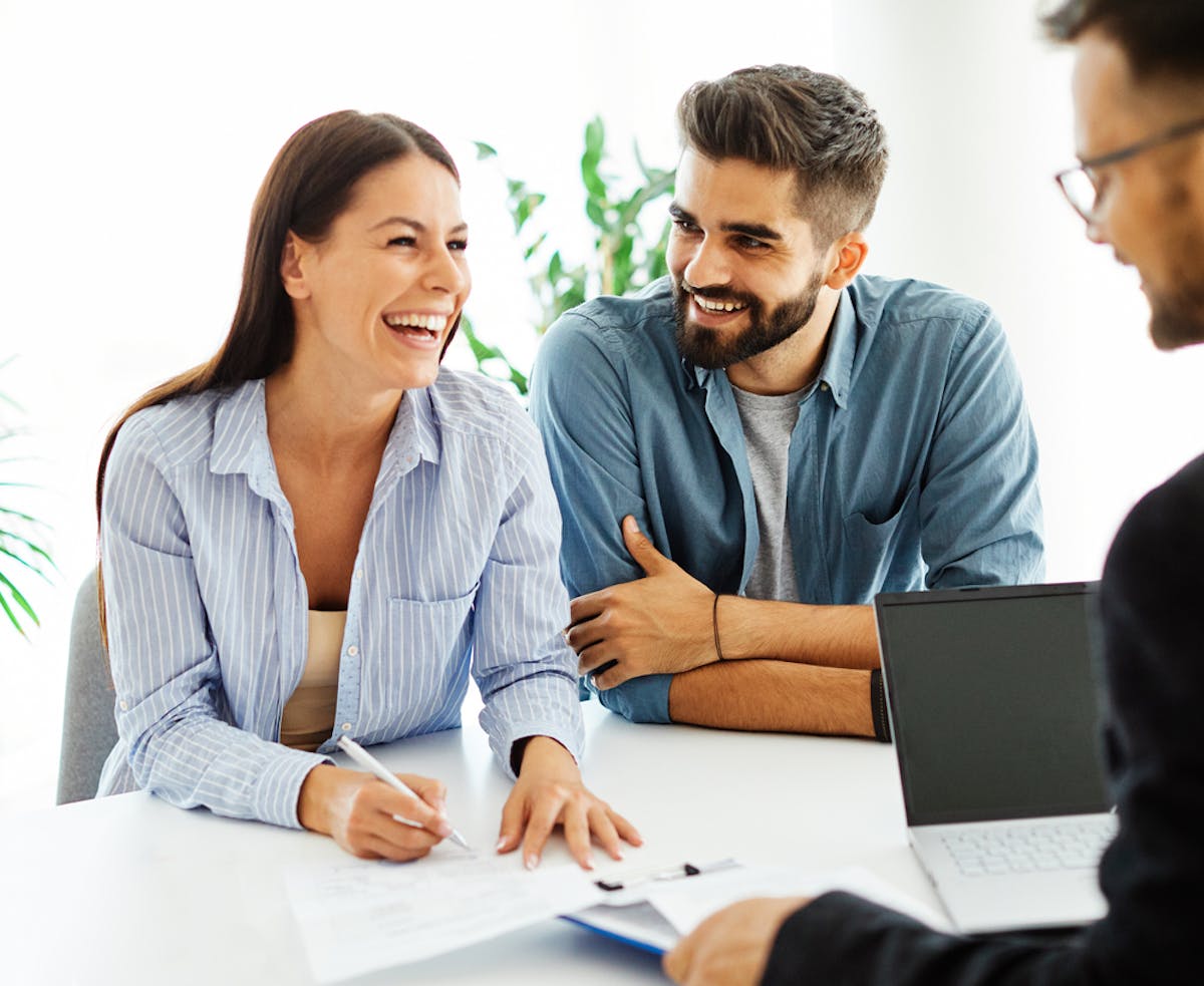 Femme en train de signer un contrat avec son mari