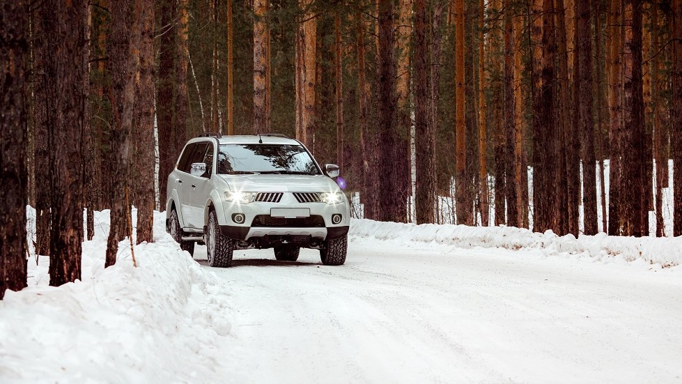 SUV circulant en hiver