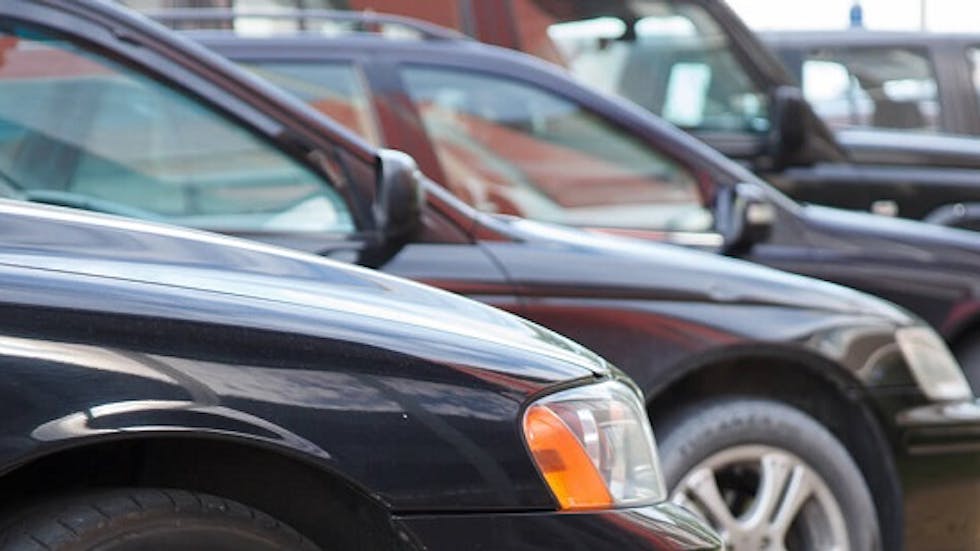 Voitures garees en epi