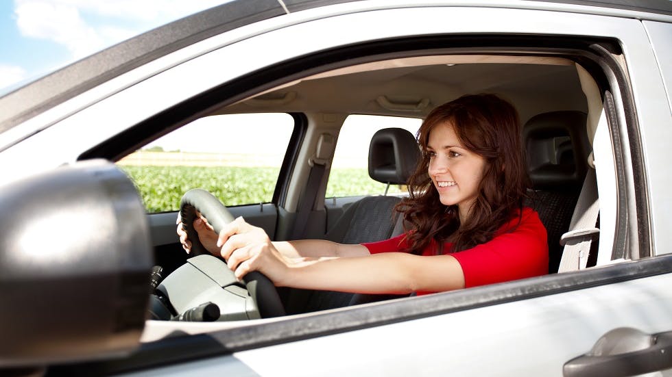 Jeune conductrice au volant d une voiture