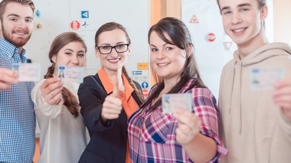 Candidats presentant leur nouveau permis conduire