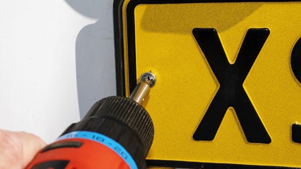 Montage plaque immatriculation