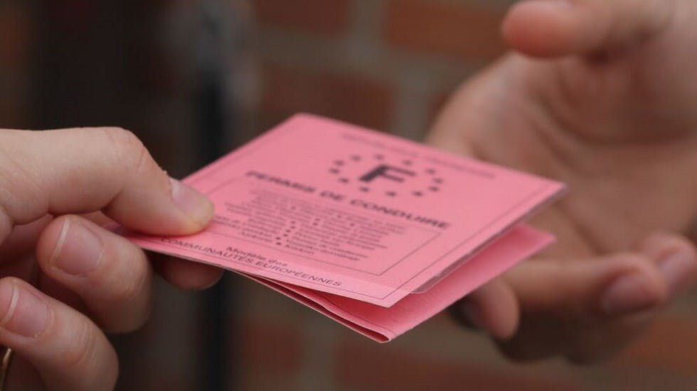 Remise de permis de conduire en main propre