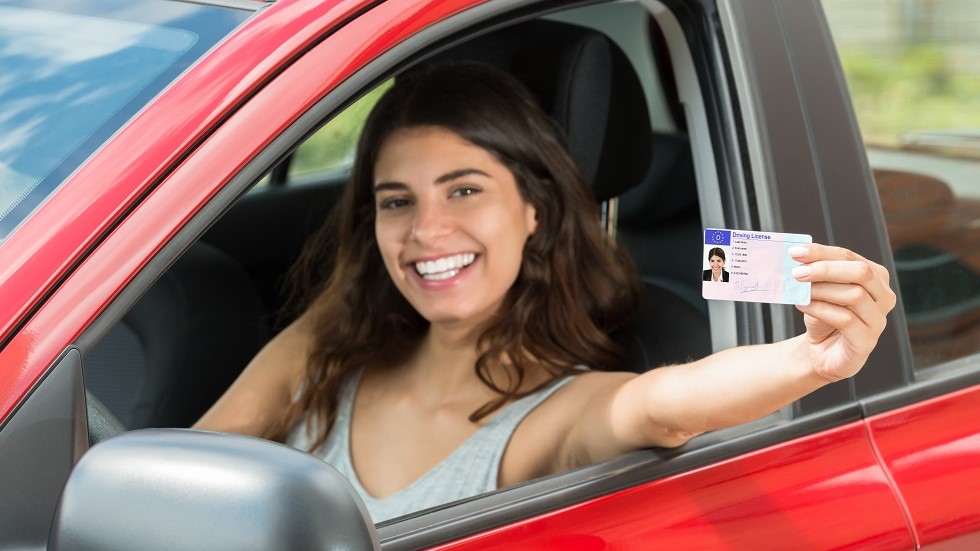 Conductrice presentant nouveau permis de conduire