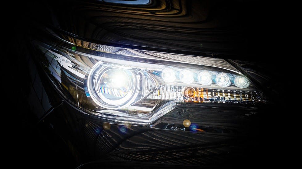 Appel de phare en pleine nuit