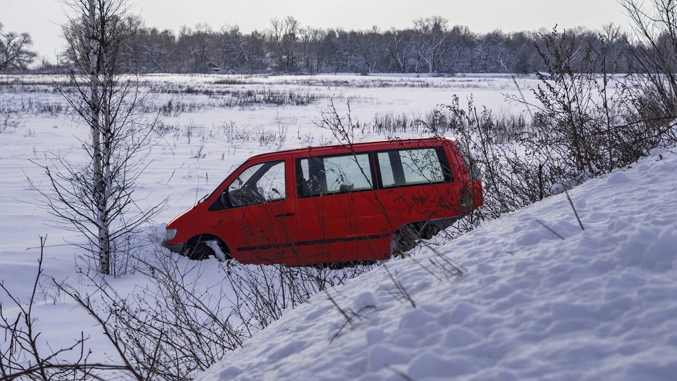 Voiture sortie route neige