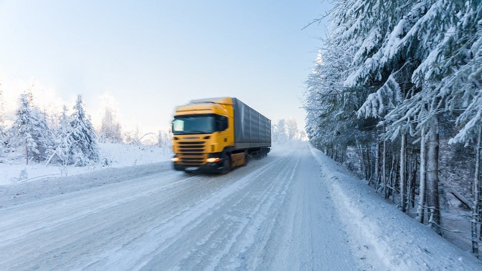 Poids lourd route neige