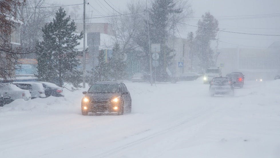 Voitures circulant sous de fortes chutes de neige