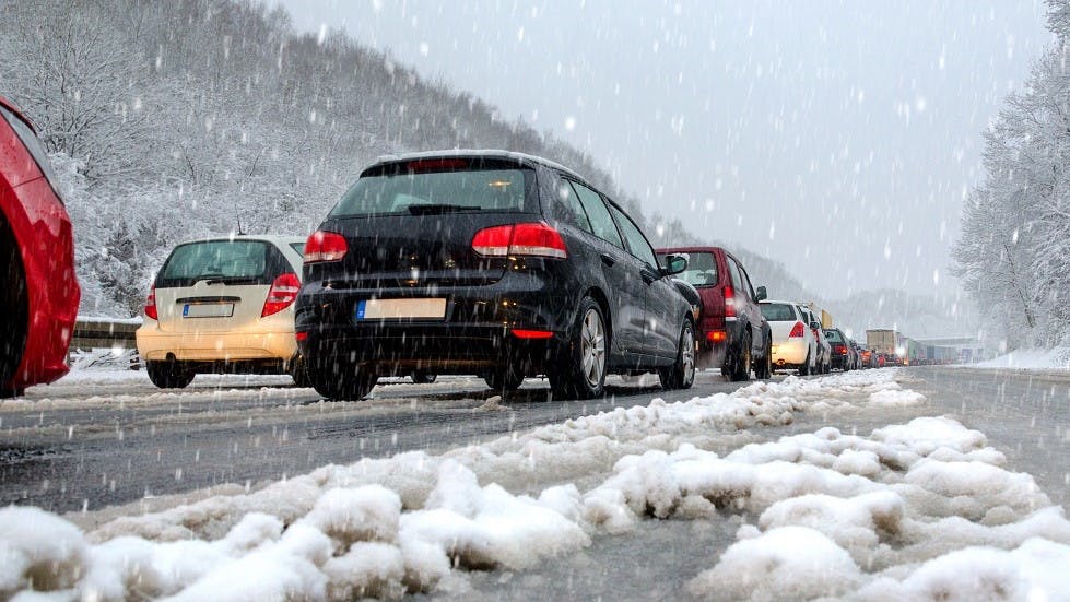 Bouchon voiture sous la neige