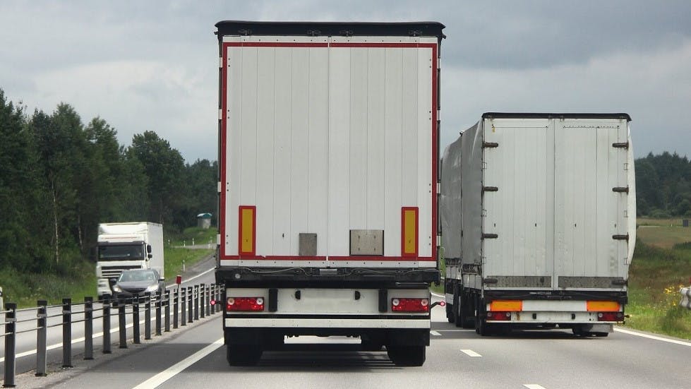 Camion depassant autre camion