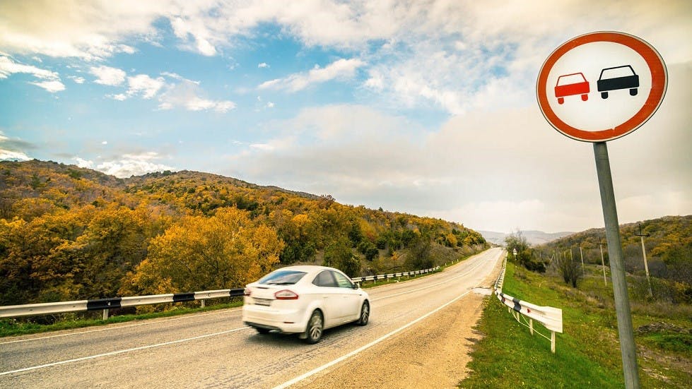 Panneau interdiction dépasser