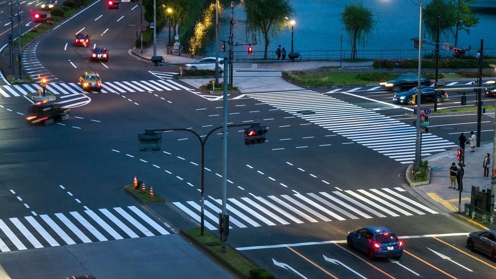 Intersection en agglomeration de nuit