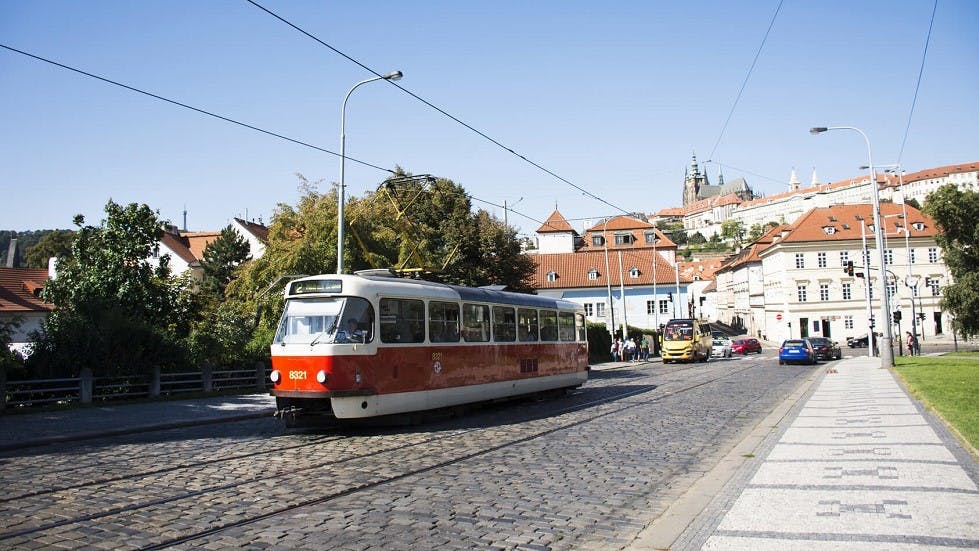 Tramway rouge en agglomeration
