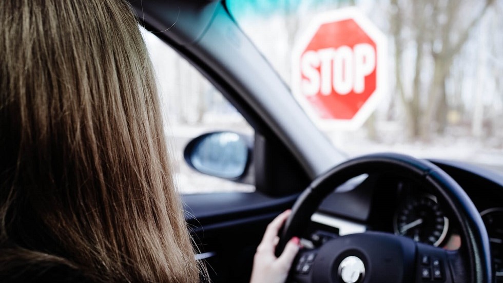 Conductrice panneau stop