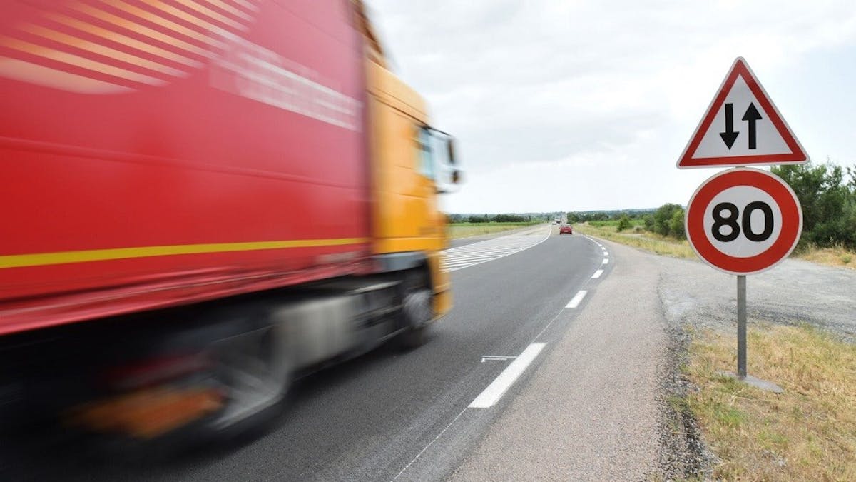 Camion passant pres d'un panneau de limitation a 80 km/h