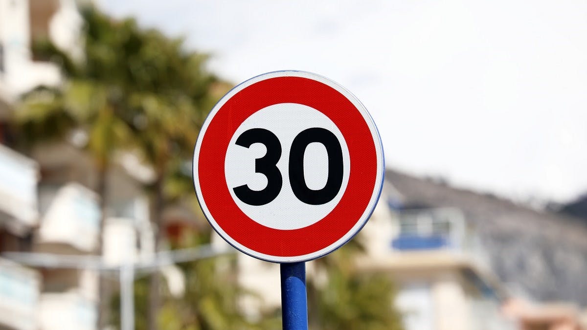 Panneau de signalisation de limitation de vitesse à 30 km/h