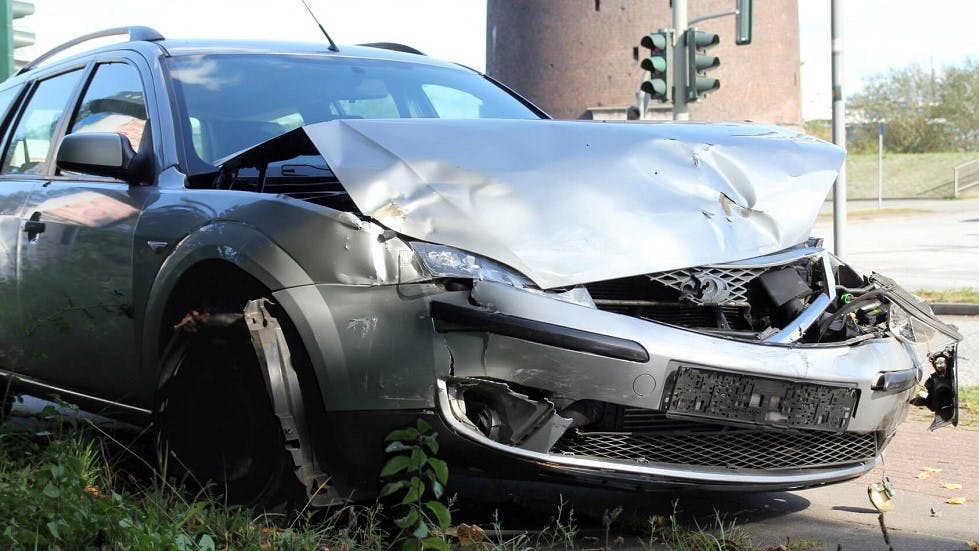 Voiture grise accident route
