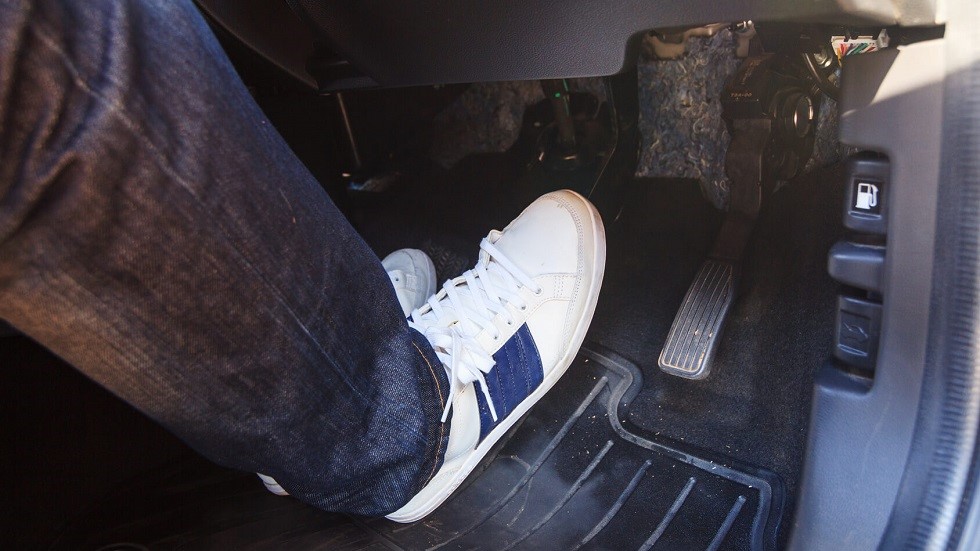 Automobiliste appuyant pedale frein