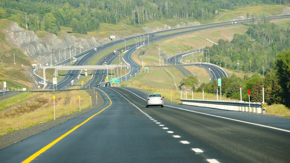 Voiture descente autoroute