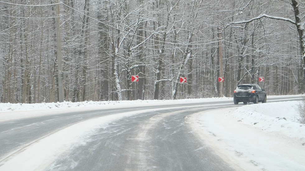 Virage neige inertie voiture
