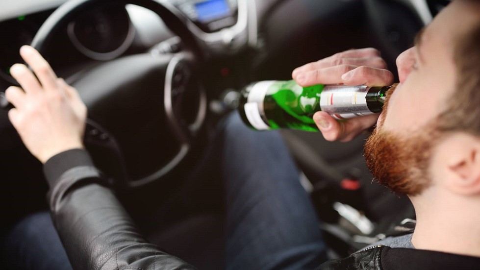 Conducteur consommation biere volant