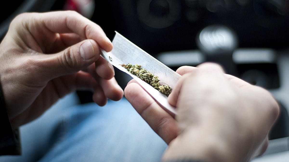 Usager consommant du cannabis au volant de sa voiture