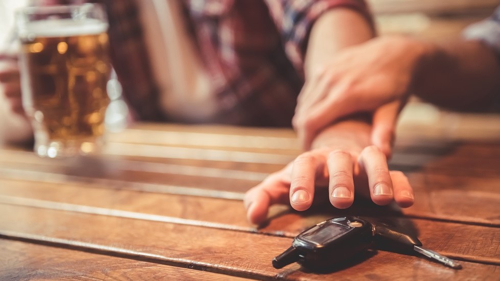 Conducteur alccolisee tentant recuperer cle voiture