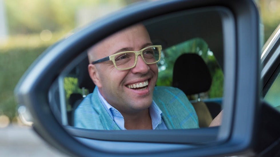 Conducteur souriant portant des lunettes