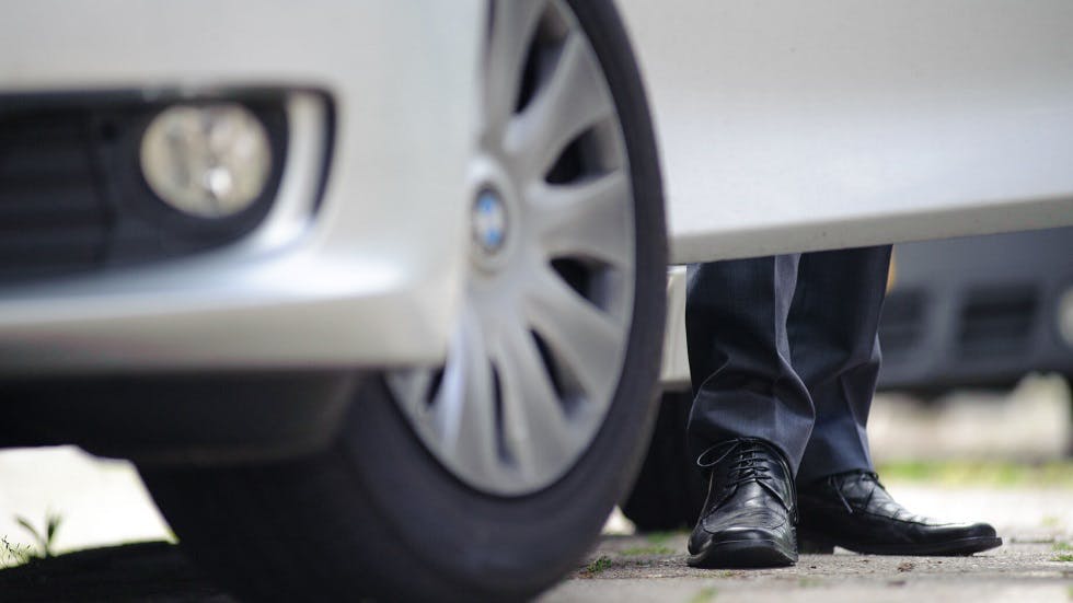Conducteur d une voiture portant des chaussures de ville