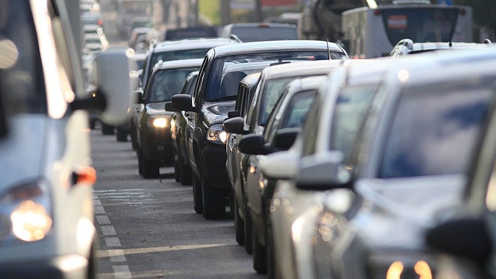 Nombreux vehicules dans un embouteillage