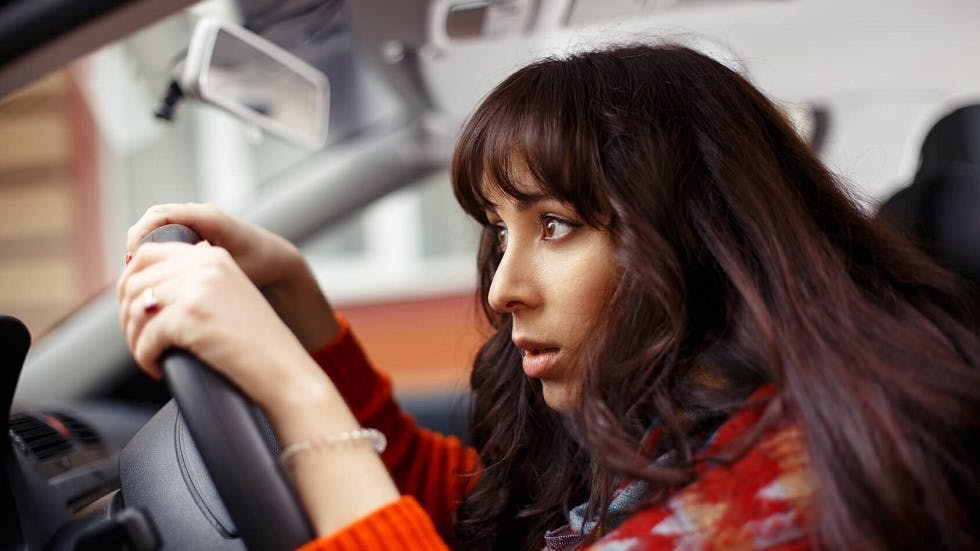 Conductrice ayant peur au volant de sa voiture