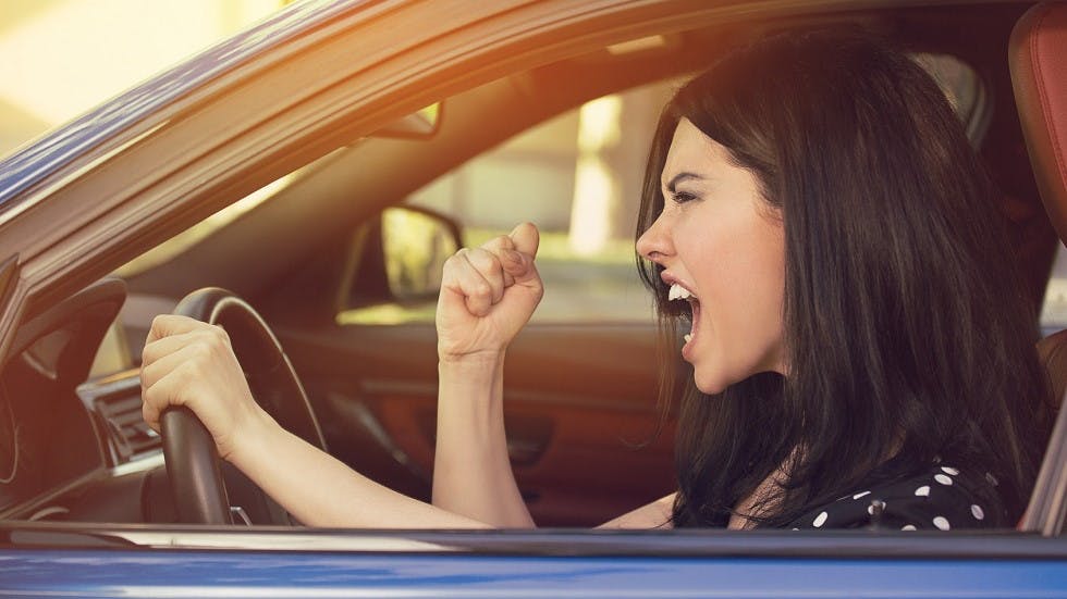 Conductrice enervee derriere son volant
