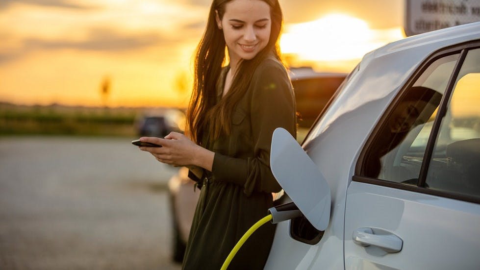 Conductrice rechargeant voiture electrique