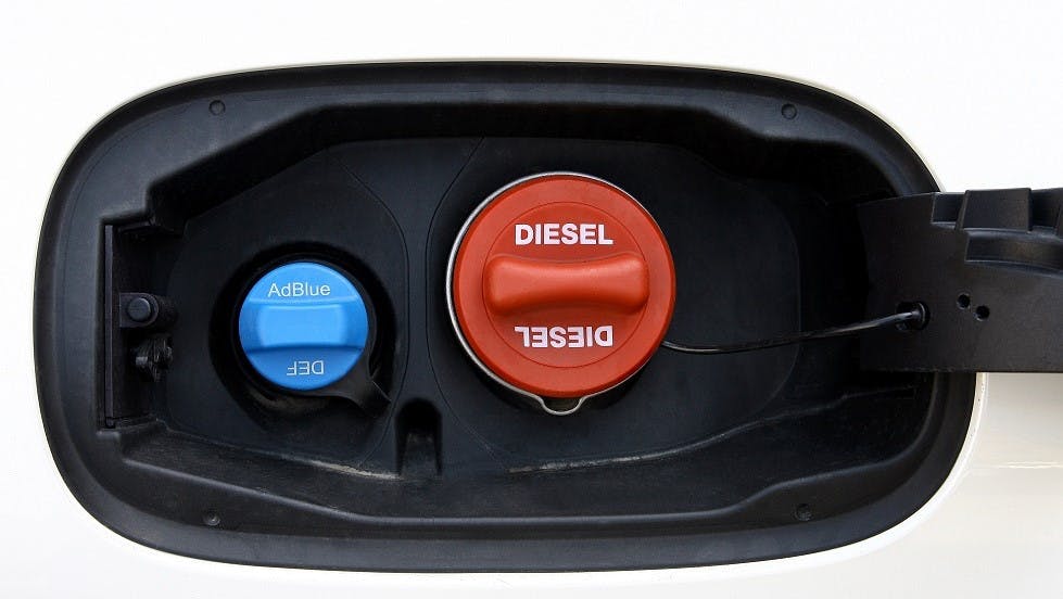 Trappe a carburant comprenant un bouchon d'AdBlue et de diesel