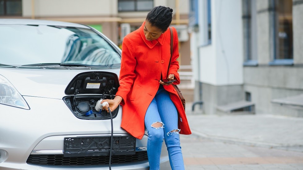 conductrice rechargeant voiture electrique