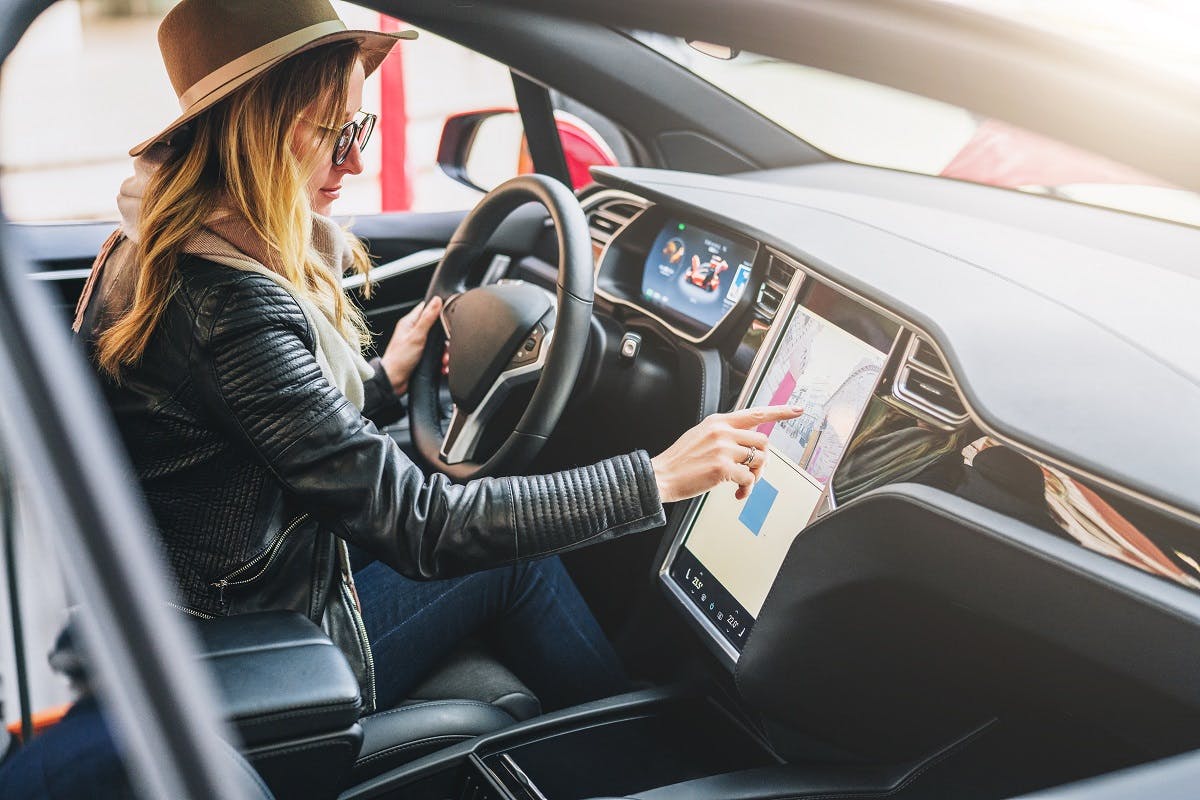 Conductrice d'une Tesla dans sa voiture