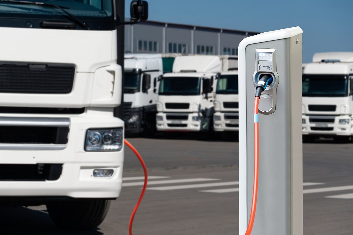 Camion se rechargeant a une borne