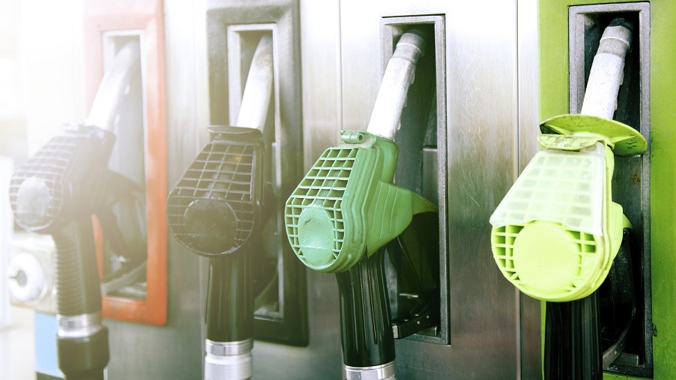 Alignement pistolets carburants verts