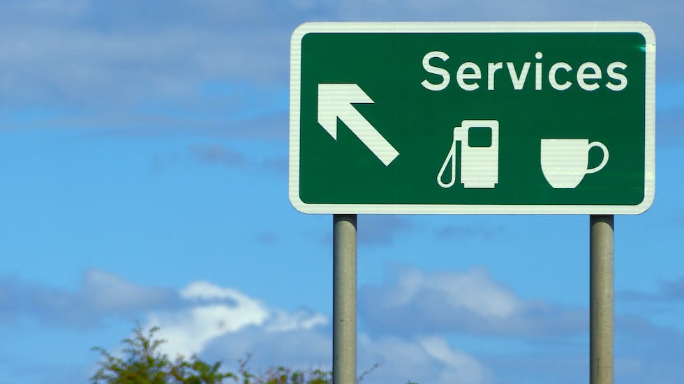 Panneau de services sur autoroute