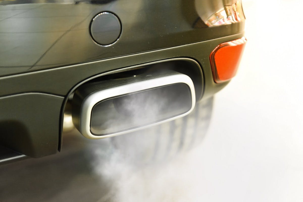 Voiture emettant de la pollution
