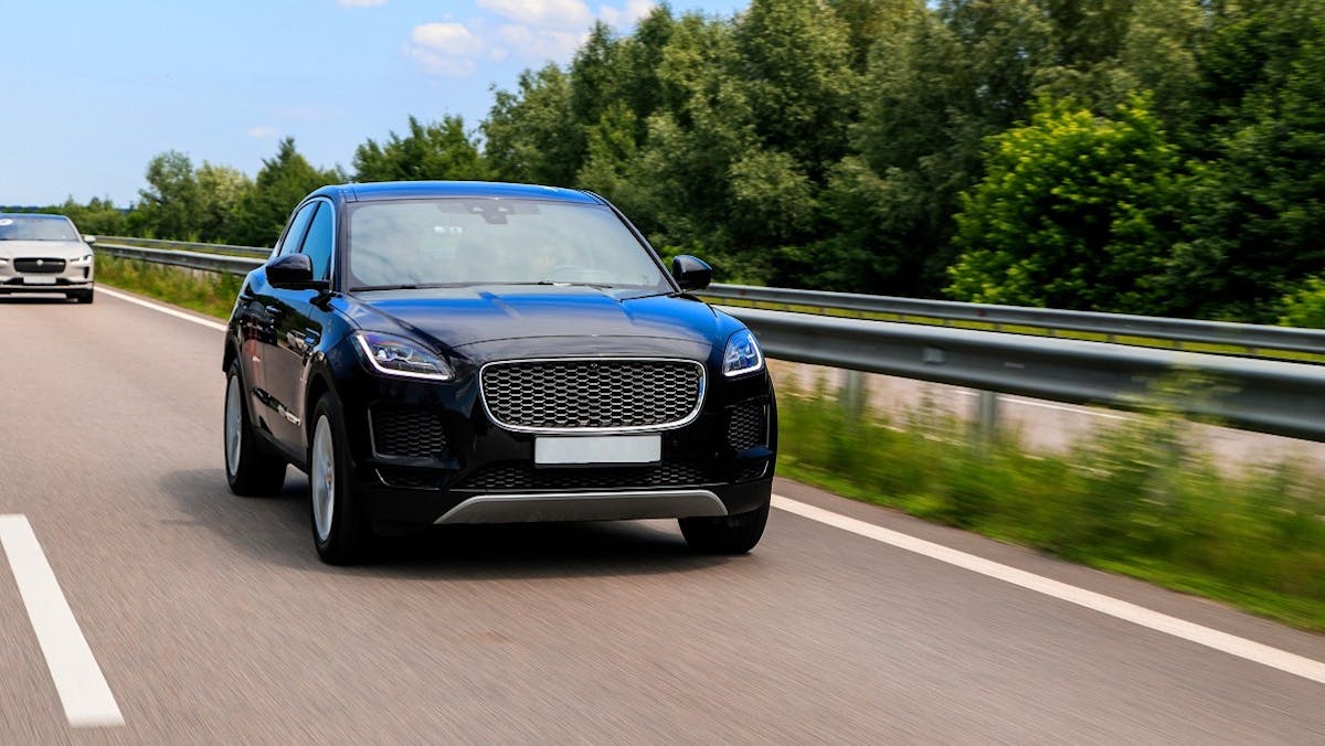 SUV Jaguar E-Pace circulant sur autoroute