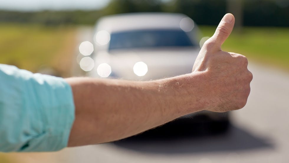 Pouce leve auto-stop