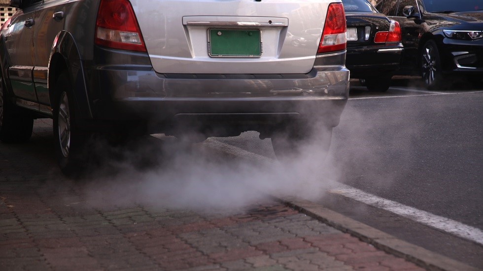 Voiture emettant pollution agglomeration