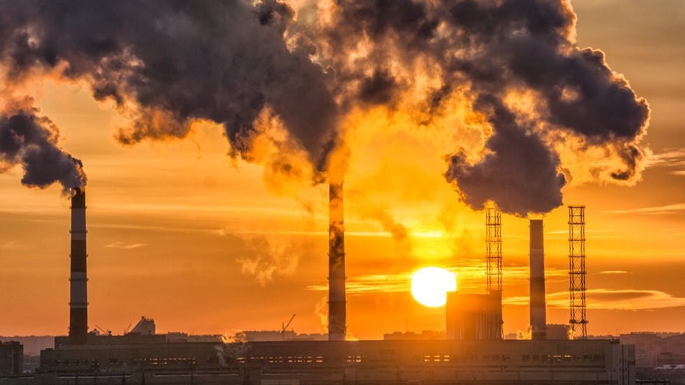 Pollution d une usine derriere un coucher de soleil